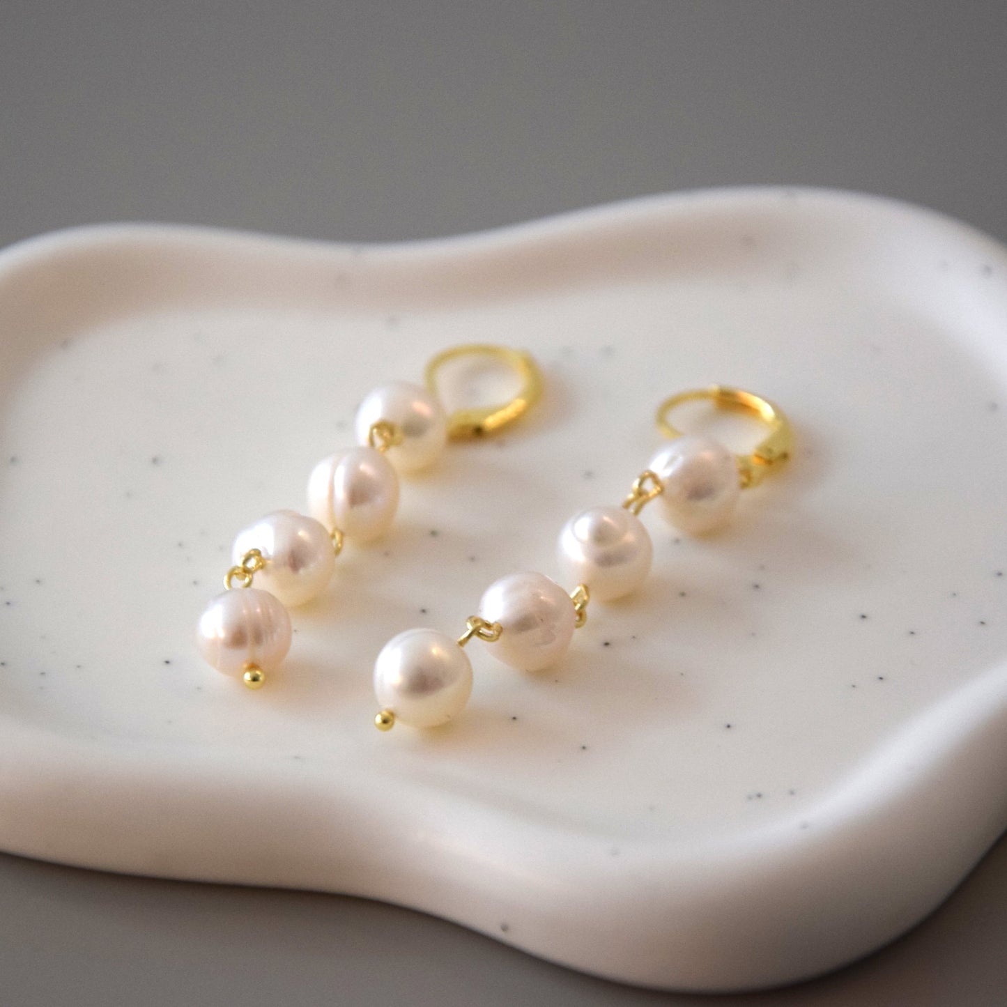 Boucle d'oreille 4 perles blanches