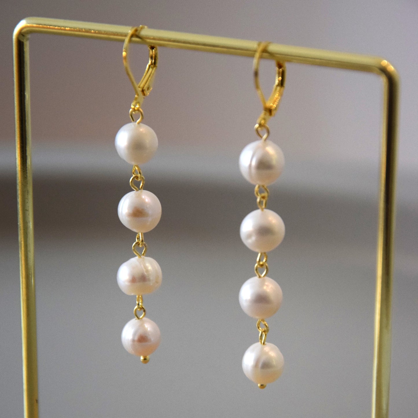 Boucle d'oreille 4 perles blanches