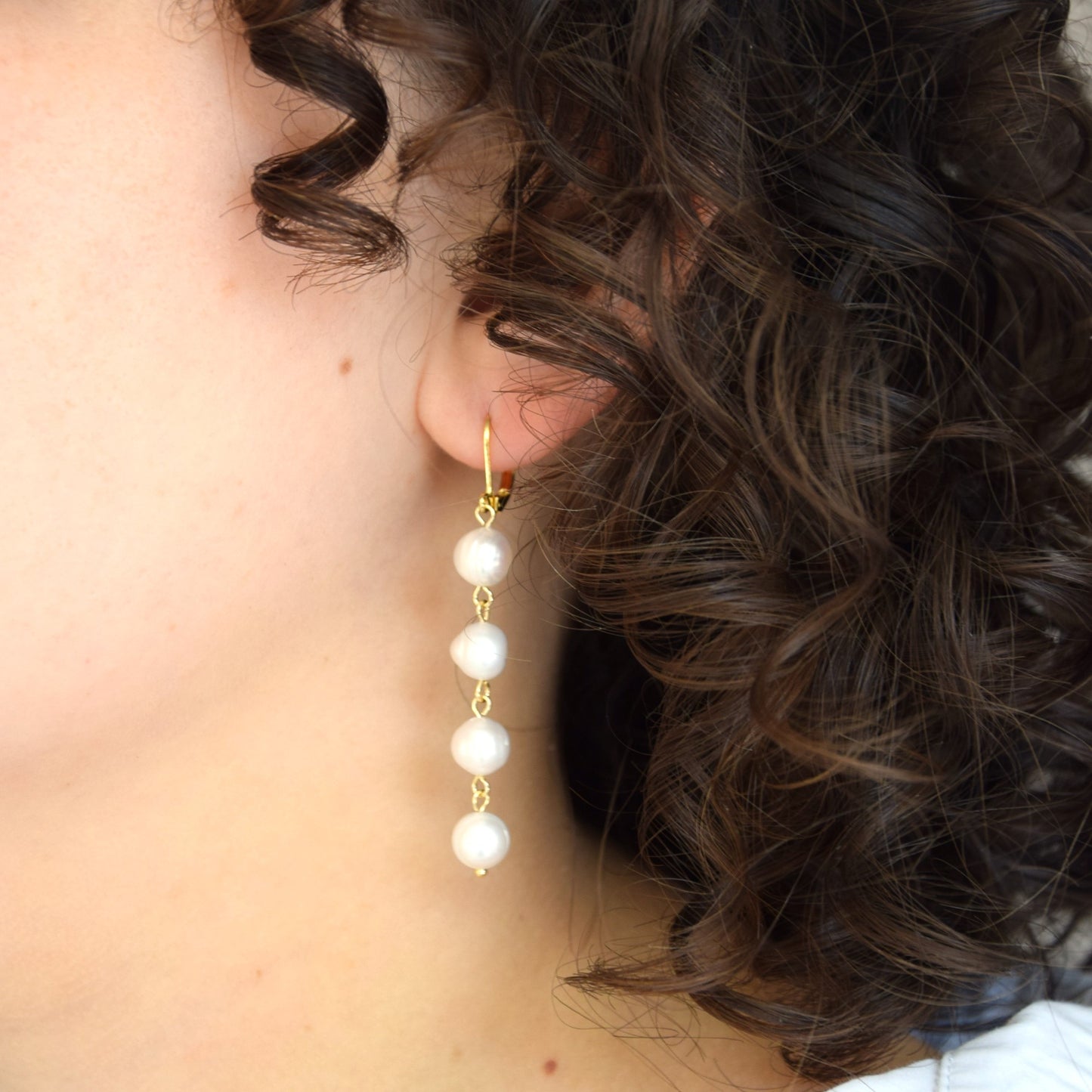 Boucle d'oreille 4 perles blanches