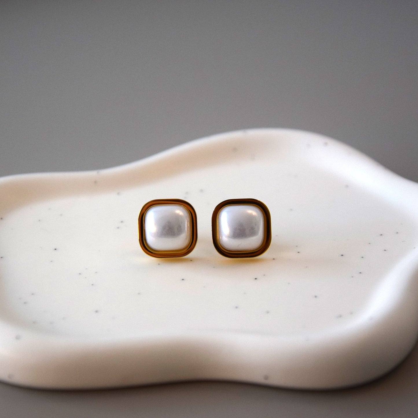 Boucle d'oreille carré blanc
