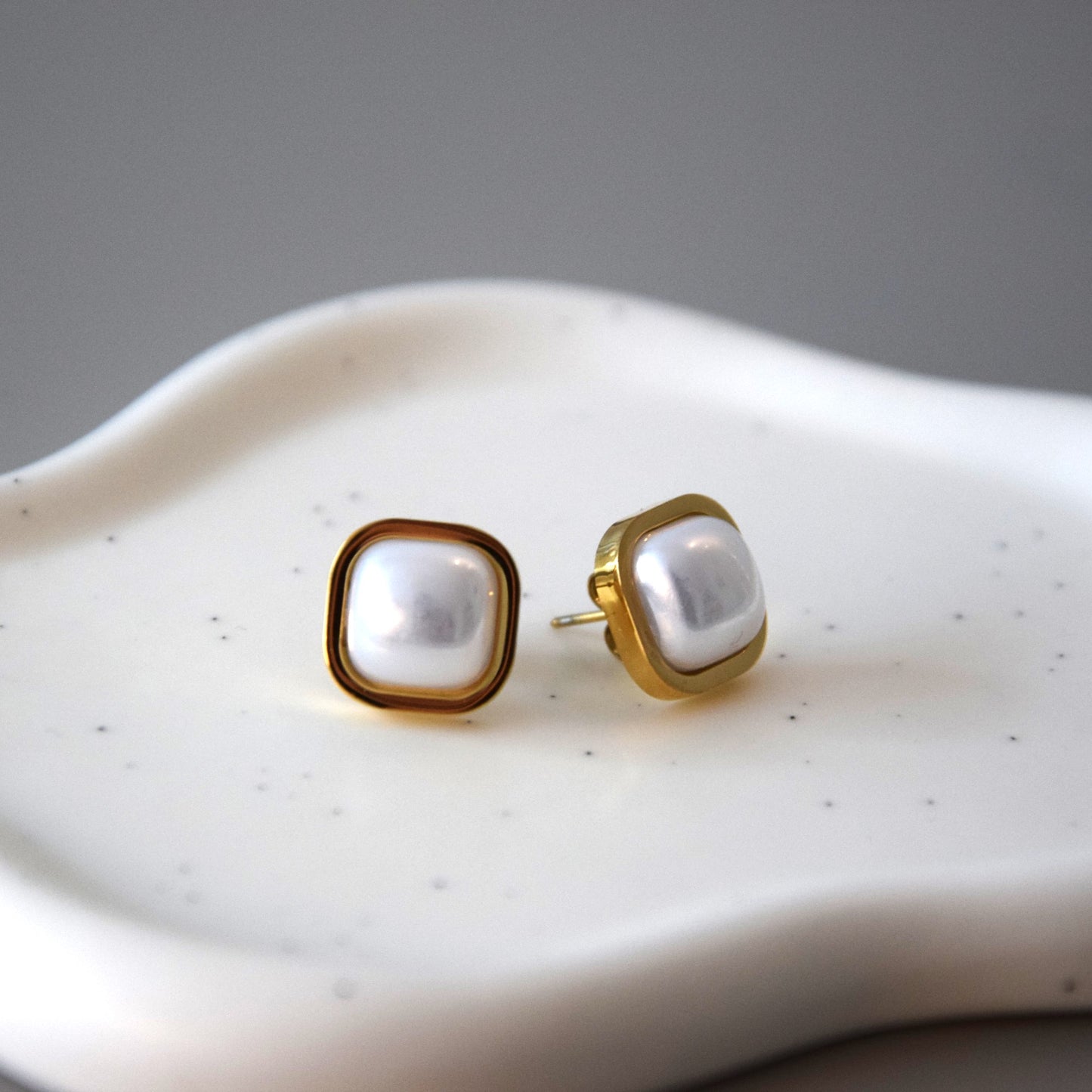 Boucle d'oreille carré blanc