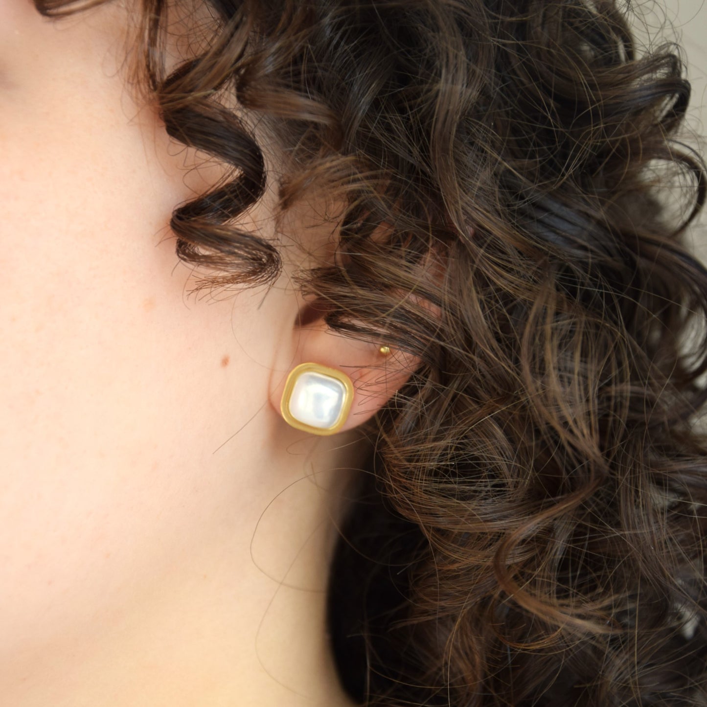 Boucle d'oreille carré blanc