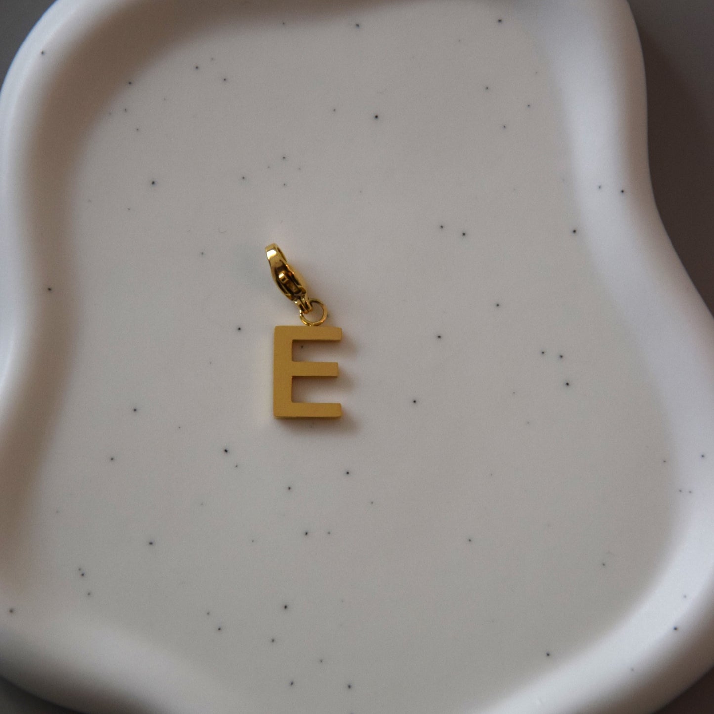 Charm lettre E