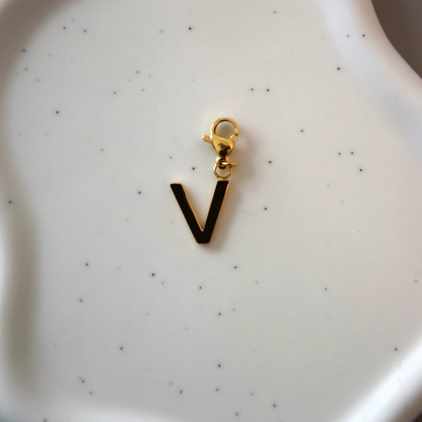 Charm lettre V