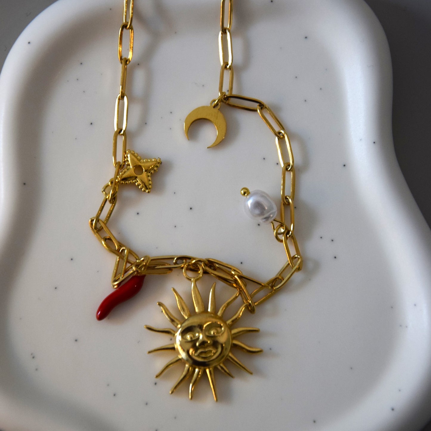 Collier pendentif soleil et piment