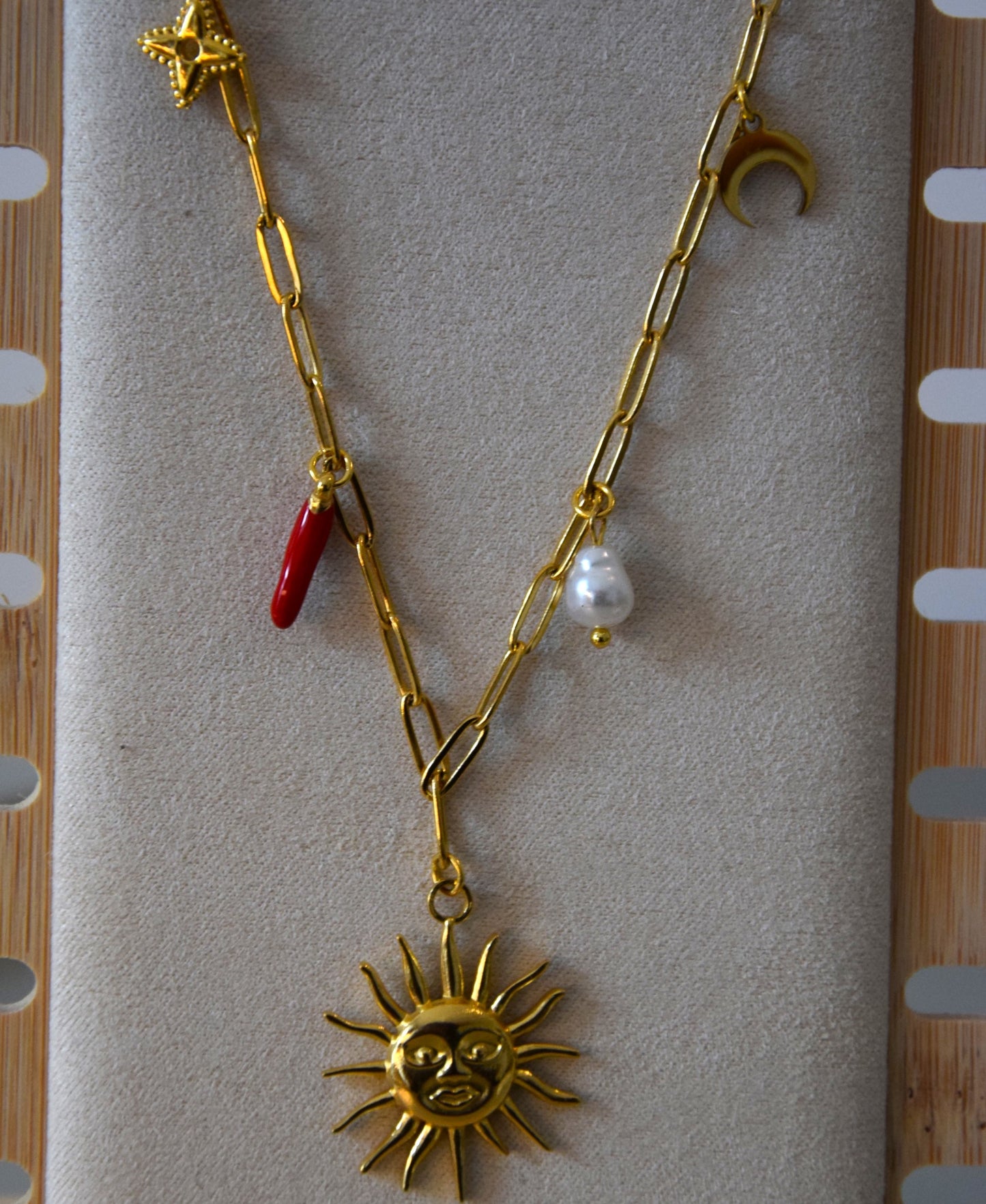 Collier pendentif soleil et piment