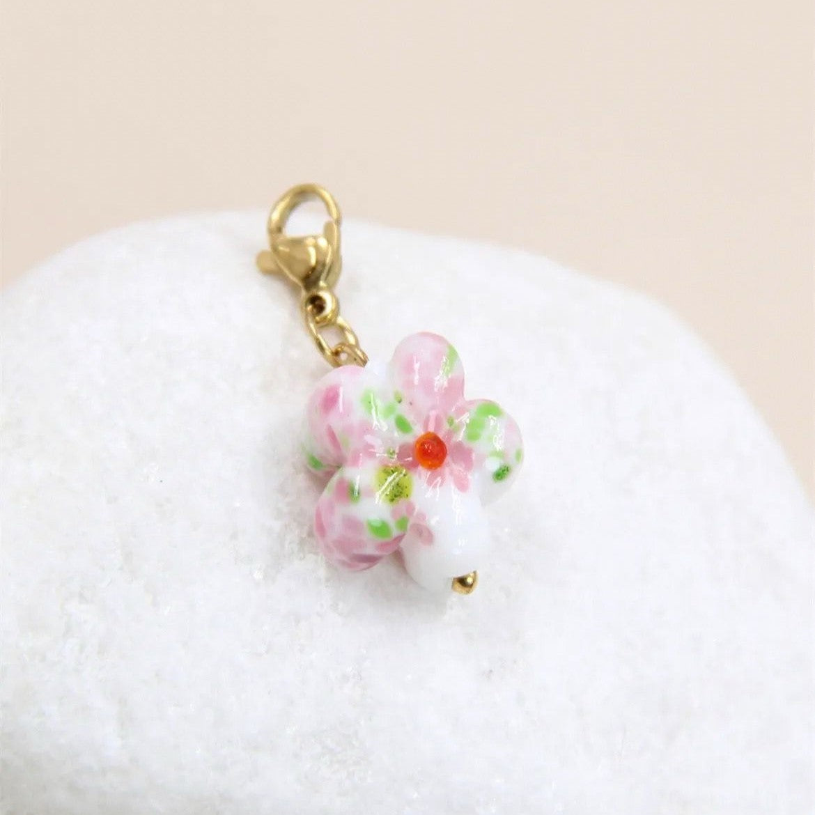 Charm fleur blanche et rose